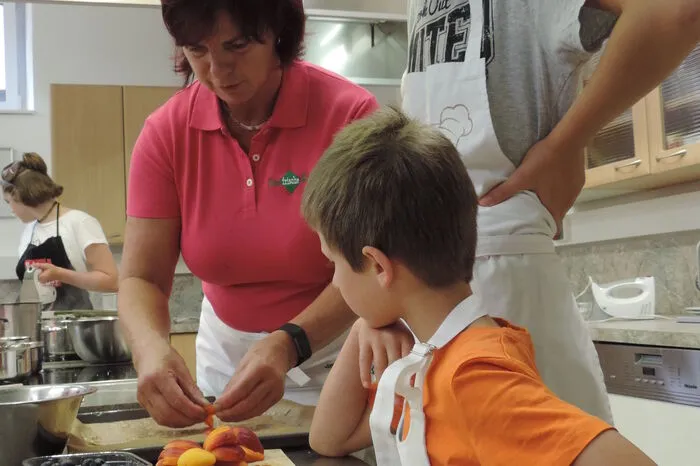Gemeinsam mit Eva Maria Lipp wurden viele verschiedene Gerichte zubereitet. Im Mittelpunkt stand, den Kindern den Umgang mit regionalen Produkten näher zu bringen.
