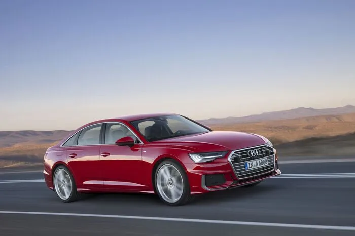 Alle Motoren bringen die neue Mild-Hybrid-Technologie von Audi mit. Bei den V6-Aggregaten nutzt sie ein 48-Volt-Hauptbordnetz, bei den Vierzylindern arbeitet sie auf 12-Volt-Basis. In beiden Fällen kooperiert ein Riemen-Starter-Generator mit einer Lithium-Ionen-Batterie. Der Audi A6 kann zwischen 55 und 160 km/h segeln, die Start-Stopp-Funktion setzt zwischen 7 und 22 km/h ein.