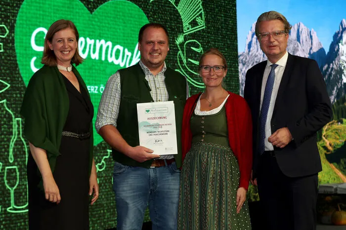 Die Urkunden wurden am Dienstagabend (27. September) im Rahmen einer Gala am Red Bull Ring in Spielberg verliehen. Zudem wurde das Booklet "So schmeckt die Steiermark 2022-2025" präsentiert.