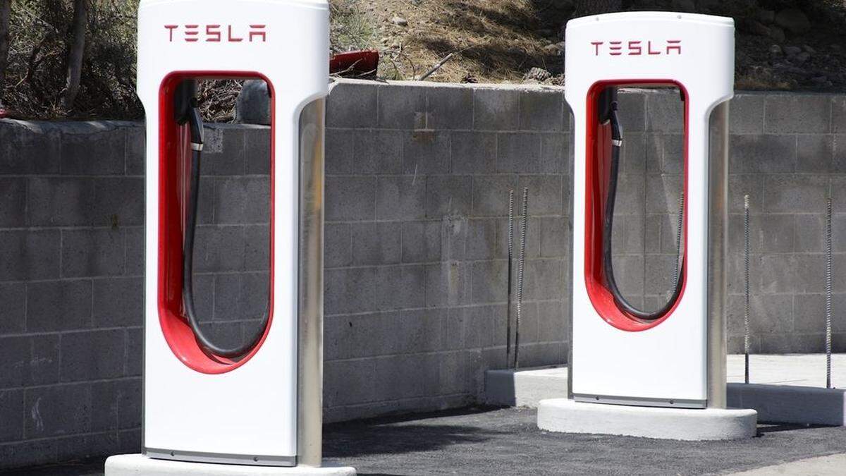 Tesla ruft 7.000 Ladeadapter wegen Überhitzungsgefahr zurück