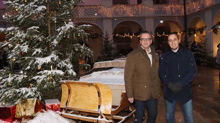 Bei der Eröffnung des Adventmarktes im Schloss Piber sorgte dichter Schneefall für weihnachtliche Stimmung. Es gab Kunsthandwerk, Mehlspeisen und Dekoartikel sowie musikalische Leckerbissen, Gestütsführungen und Kutschenfahrten.