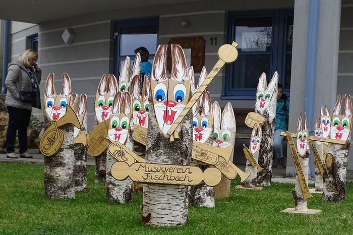 An den verschiedenen Flecken entdeckte man die für Fischbach typischen holzgeschnitzten Hasen, die in lustigen Formationen aufgestellt waren, wie hier etwa die "Musikverein-Hasen". 
