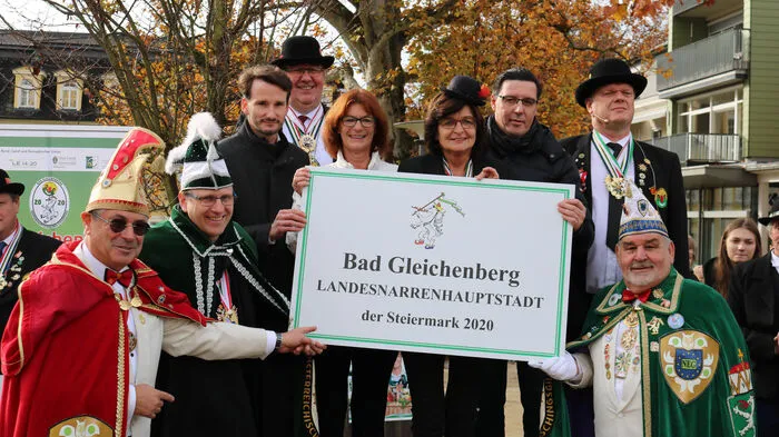 Der Bund Österreichischer Faschingsgilden überreichte der Bad Gleichenberger Gemeindespitze die Landesnarrenhauptstadt-Ortstafel.