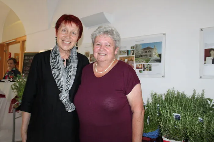 Seit 40 Jahren als Ehrenamtliche mit an Bord ist Manuela Harb aus Göttelsberg bei Weiz (r.) - hier am Bild mit der Leiterin vom Haus der Frauen Anna Pfleger