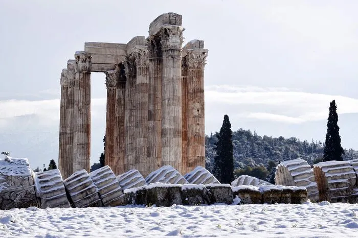 Das winterliche Wetter hat in der Nacht auf Dienstag auch die griechische Hauptstadt Athen erreicht. Wie das griechische Fernsehen berichtete, schneite es heftig im Zentrum der Stadt und am Wahrzeichen der Stadt, der Akropolis. 