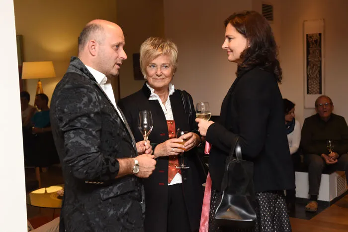 Edelgreißler Herwig Ertl und Tischler-Unternehmerin Michaela Hafner-Cerne (rechts).