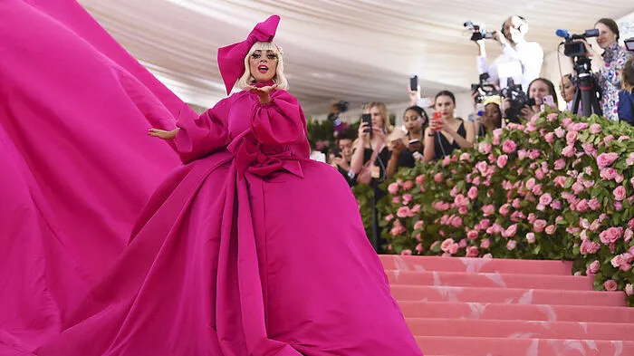 Mit vier Outfits in 15 Minuten stahl Lady Gaga bei der Met Gala in New York allen anderen auf dem rosaroten Teppich die Show. Sie begann den Abend in einer opultenten Robe in Pink ...