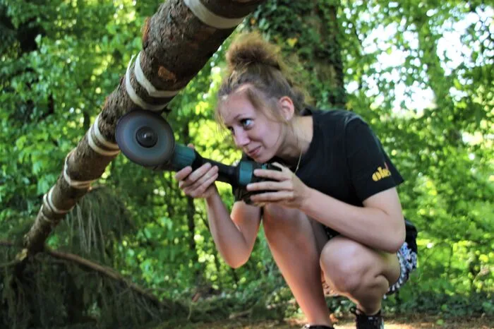 Mit der Flex arbeitet Michelle Riedl die Umrisse heraus, um den Schnitzern Arbeit zu ersparen