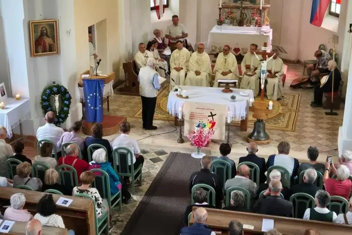 Musikalisch umrahmte ein Kirchen- und ein Kinderchor sowie der Bachbauer Gesang die Messe.