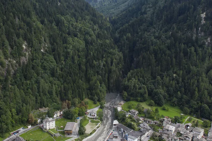 Aus der Val Bondasca wurden einige Personen mit Helikoptern aus dem Gefahrengebiet ausgeflogen. Die Hauptstraße durch das Tal blieb vorerst gesperrt. Die Fahrbahn war sowohl unterspült als auch überspült worden, ist beschädigt und stellenweise verschüttet.