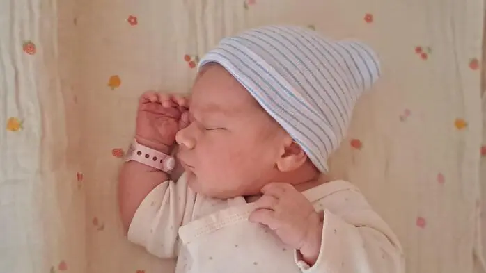 Am 24. Juni wurde ein kleines Wunder geboren. Natalia Lisa (3310/51) bereichert die Welt mit ihrem zauberhaften Wesen. Lisa Riegerbauer und Sebastian Mayer freuen sich über ihr kleines großes Glück.
