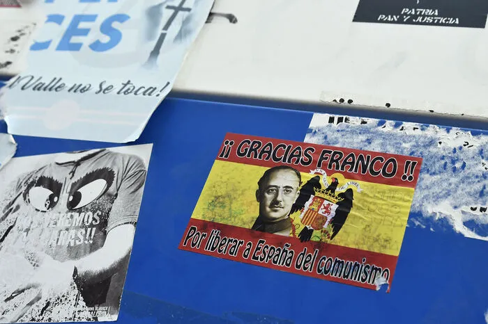 Unweit des Mausoleums, das bisher ein Pilgerort für Anhänger des faschistischen Machthabers war, kam es zu Demos.