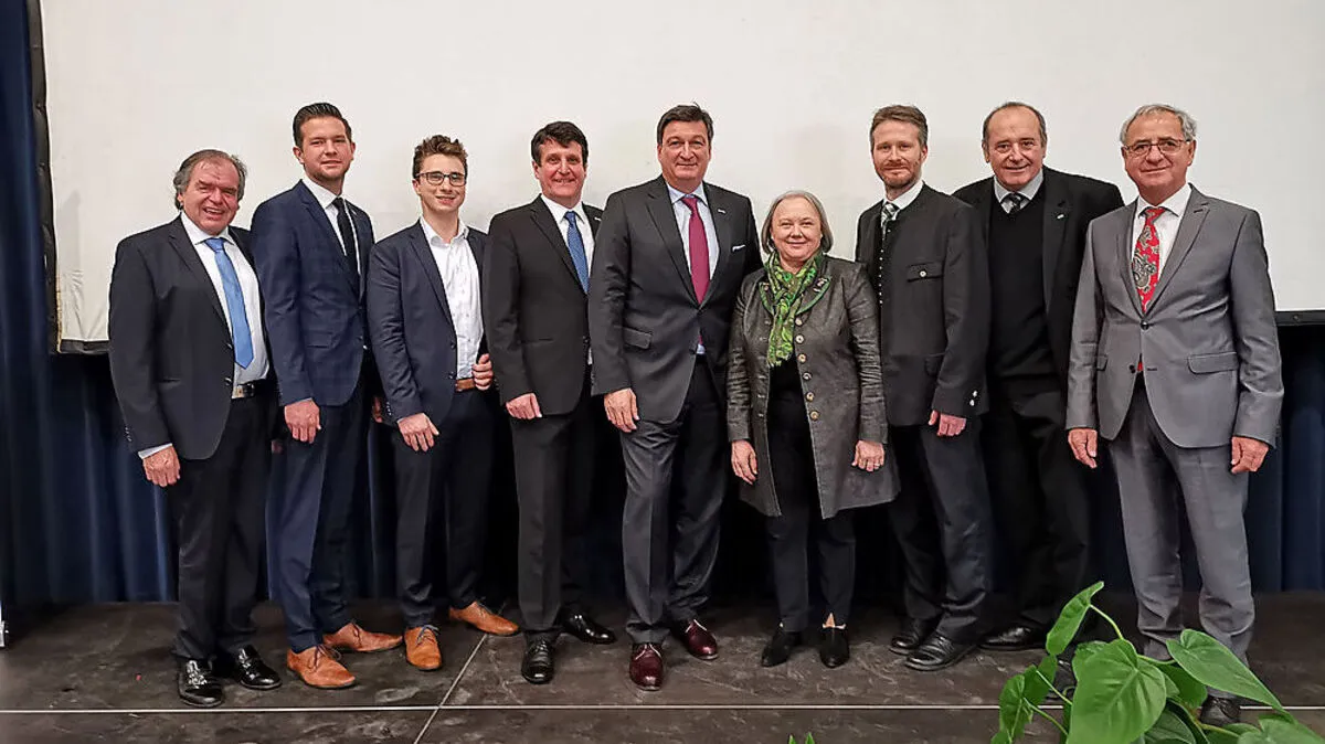 Von links: Storfer, Luxbacher, Thomas Moser, Oswald, Mandl, Margareta Deix, Kraack und Kainz sowie Schlagholz