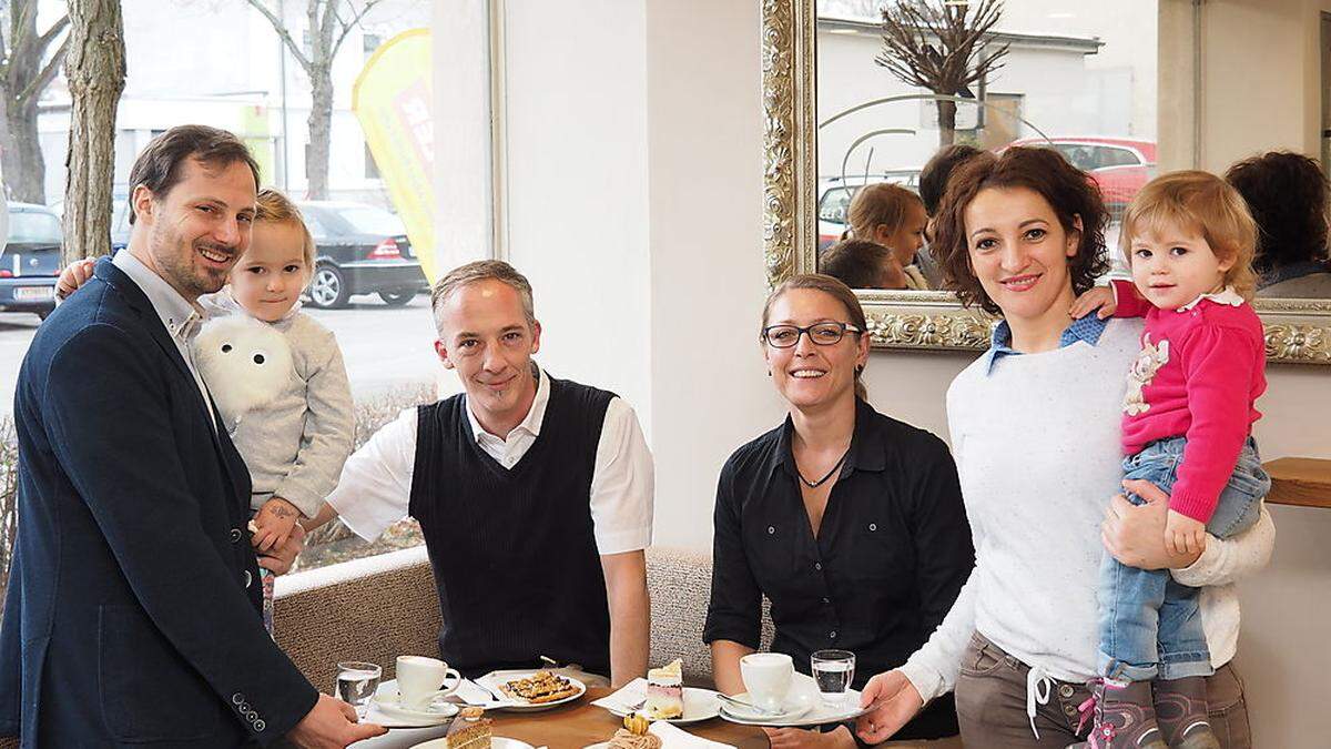 Freuen sich über den gelungenen Umbau: Paul und Caroline Fahrnberger, Gruber, Höffernig, Lidia und Magdalena Fahrnberger (von links)