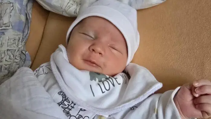 Ein frischer Wind weht im Zuhause von Mei Satriana Panjaitan und Johannes Brunner. Maximilian Jahaziel Robert startete am 4. August ins Abenteuer Leben. Dabei brachte er 2685 Gramm auf die Waage und war 49 Zentimeter groß. Viel gekuschelt wird in Niklasdorf.