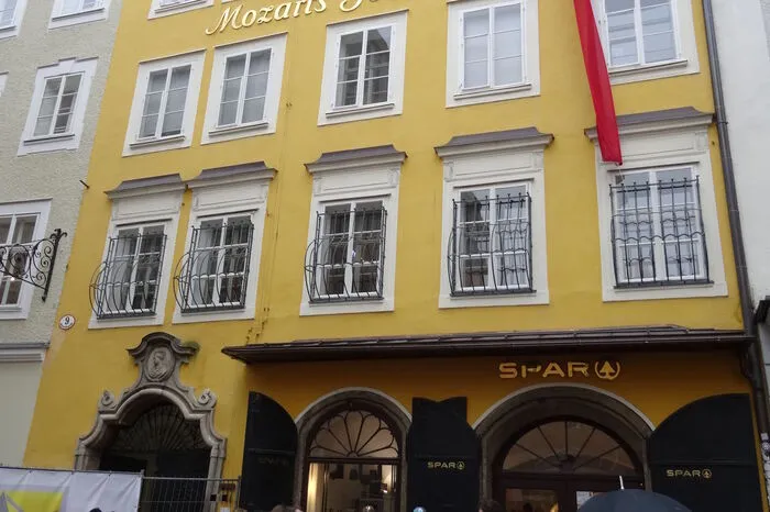Sehenswürdigkeiten, wie Mozarts Geburtshaus und viele andere Museen gibt es mit der Salzburg Card. Sie ist ab 24 Euro erhältlich.