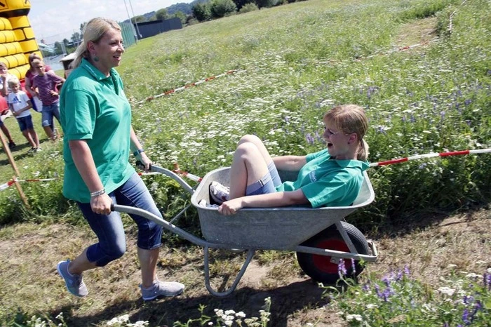 So schnell wie möglich den holprigen Weg mit der Scheibtruhe plus Passagier entlangfahren.  
