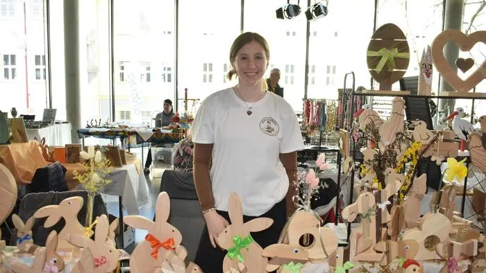 Am vergangenen Samstag schaute der Osterhase im Kunsthaus Weiz mal wieder früher vorbei: An 40 Ständen gab es ein kunterbuntes Sortiment von liebevoll gefertigtem Kunsthandwerk über Schmuck und Osterdeko bis hin zu kulinarischen Köstlichkeiten zu entdecken. Mehr als 500 Besucherinnen und Besucher ließen sich das vom Stadtmarketing Weiz veranstaltete Ostertreiben nicht entgehen. 
