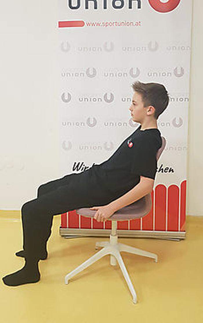An den vorderen Rand des Sessels rücken und mit den Schultern die Rückenlehne berühren. 