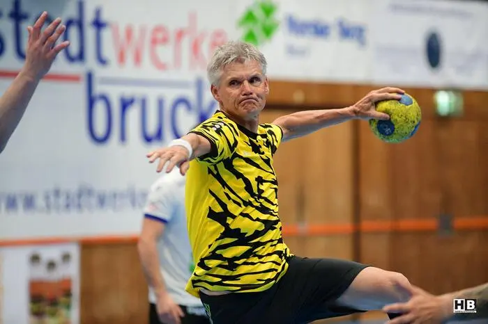 Die Piloten und Techniker der Tigerstaffel hatten kaum Probleme mit der Kondition, denn auch für ihren Beruf müssen sie körperlich top fit sein. Schwierig war das ungewohnte Spiel mit einem harzigen Ball