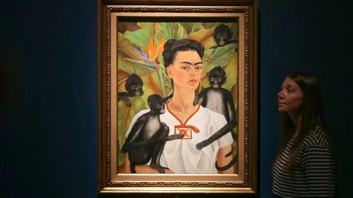 Malerin, Modeikone, Revolutionärin: Die mexikanische Künstlerin Frida Kahlo hat auch 64 Jahre nach ihrem Tod nichts an Faszination verloren. Das Londoner Victoria &amp; Albert-Museum zeigt jetzt eine gänzlich neue Schau unter dem Titel: "Frida Kahlo: Making Her Self Up". 