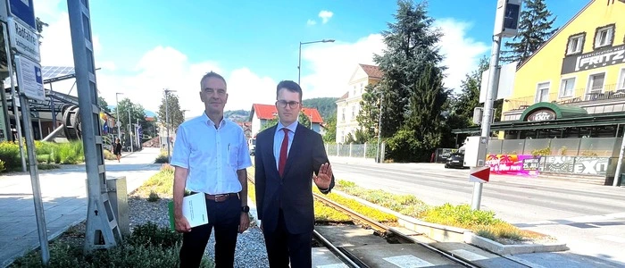 Stephan Engelhart (links) und Florian Leitinger beim Gleis der S-Bahn in Weiz. Der Personenzug solle künftig nicht mehr bis Weiz Nord fahren