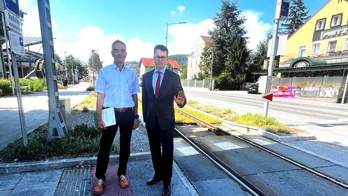 Stephan Engelhart (links) und Florian Leitinger beim Gleis der S-Bahn in Weiz. Der Personenzug solle künftig nicht mehr bis Weiz Nord fahren