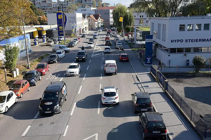 Nur eine Busspur, dafür Autoparkplätze ...