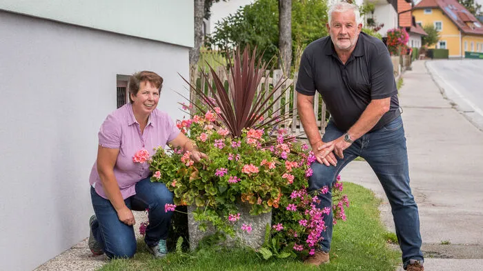 Blumenschmuck nicht nur dem Heiligen Nikolaus zu Ehren: Johanna Kreuzer und Bürgermeister Franz Kogler. Die Gemeinde Preitenegg im Lavanttal ist klein, aber oho. Oft prämiert, erhält sie heuer die zweite Goldene Rose.
