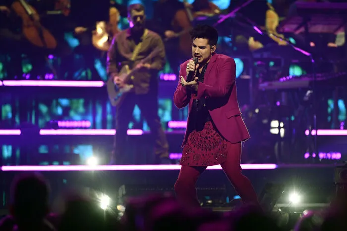Adam Lambert ließ es sich nicht nehmen, an Avicii zu erinnern