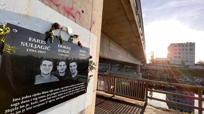 Gedenktafel am Unfallort: Die drei jungen Männer bleiben für immer in den Herzen der Hinterbliebenen