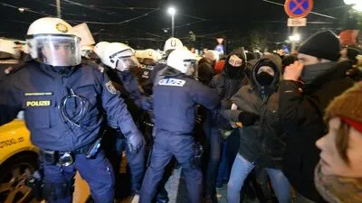 Vor dem Wiener Volkstheater eskalierten die Proteste kurzfristig, auch Pflastersteine wurden geworfen