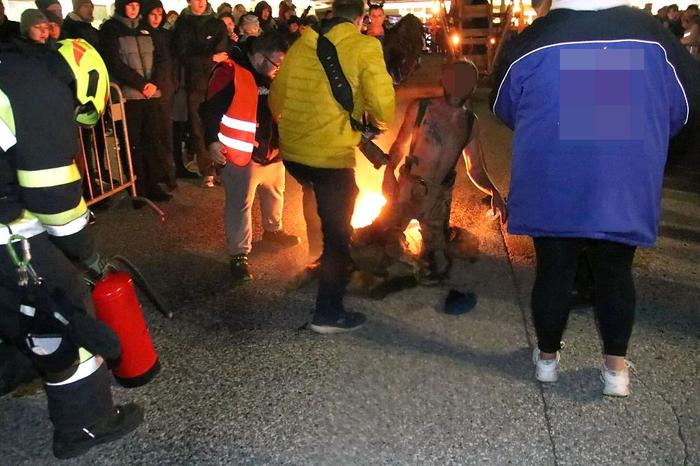 Mit einem Feuerlöscher konnte das Krampuskostüm rasch gelöscht werden, der Mann erlitt leichte Brandverletzungen