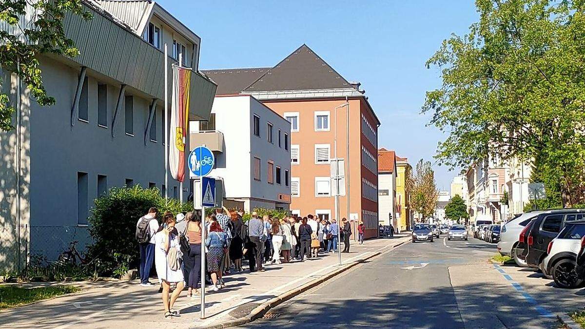 Mehr als 100 Ukrainer warteten am Donnerstag vor der Flüchtlings- und Grundversorgungsstelle des Landes in Klagenfurt