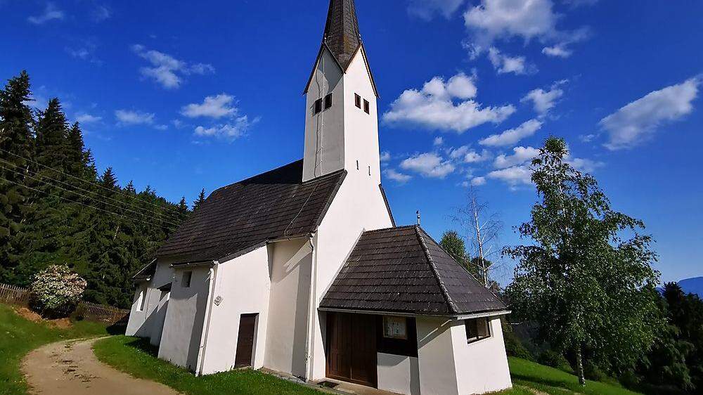 Der gotische Kirchenbau mit einer polygonalen Apsis trägt im Westen einen hohen Giebelreiter mit einem Spitzhelm aus dem 19. Jahrhundert 
