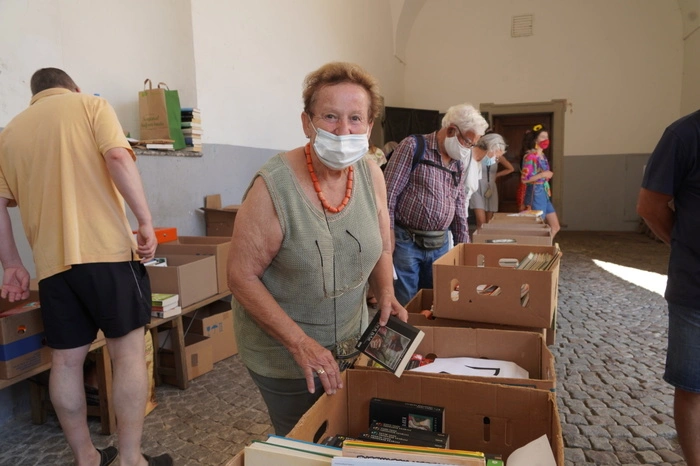 Neben dem Kunsthandwerksmarkt bietet die Kulturinitiative auch den Serviceclubs wie Gmündner Goldhaubenfrauen oder Kiwanis die Plattform, mit Aktivitäten wie einem Bücherflohmarkt Einnahmen zu erzielen, die dann wiederum caritativen Zwecken zu Gute kommen.  