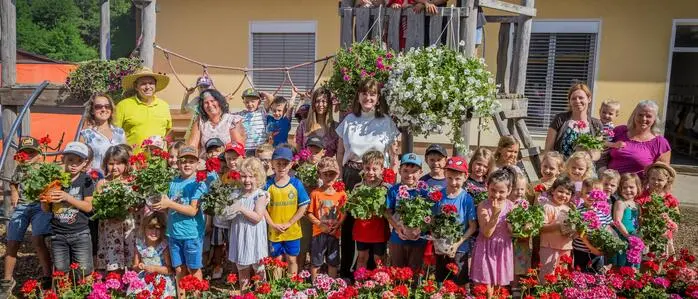 Blumen als Belohnung: die Kinder des AVS Kindergartens und der Kindertagesstätte St. Kanzian am Klopeiner See