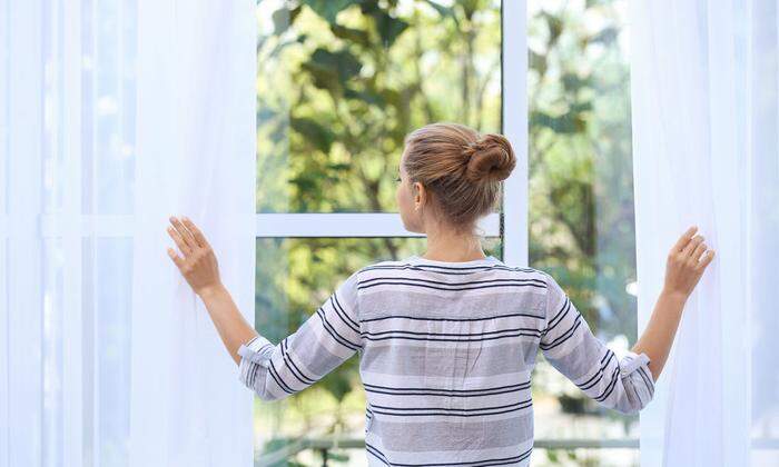 Kontrollieren Sie Ihre Fenster regelmäßig auf Schmutz und Beschädigungen.