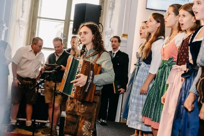 Live-Musik und Chor in der Aula der Alten Universität...