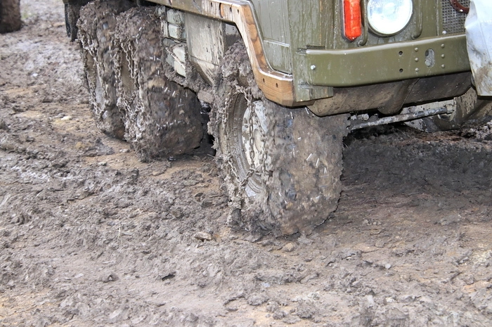 Der guten Stimmung bei den rund 100 Teilnehmern im Fahrerlager tat dies keinen Abbruch. Gummistiefel und Regenjacken hat ein Pinzgauer-Fahrer ja immer dabei.