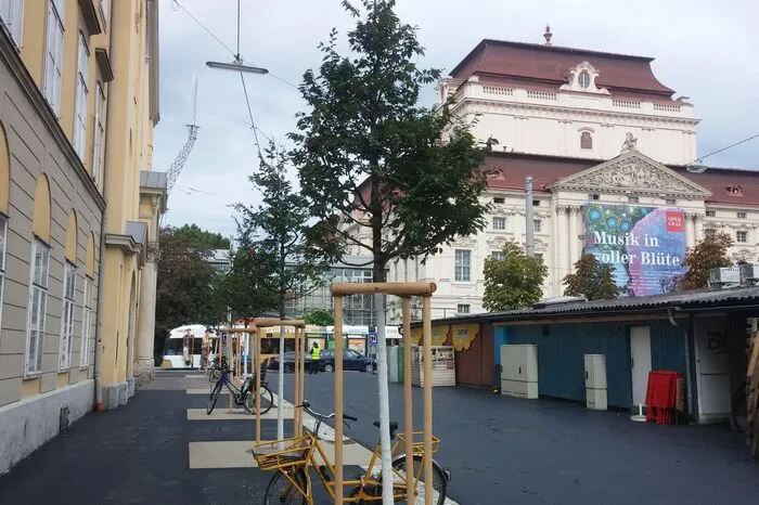 Neue Fußgängerzone: Zwischen der Heilandskirche und dem Marktplatz ist nun eine Fußgängerzone verordnet. Zusätzlich wurden mehrere Bäume neu gepflanzt.