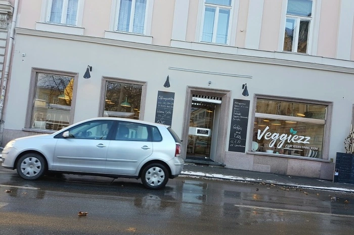 Es liegt am Kaiser-Josef-Platz 4, an der Ecke zur Mandellstraße.