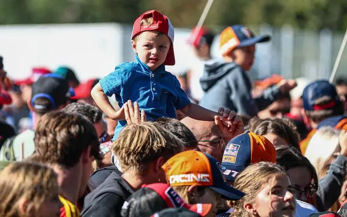 Stundenlang warteten einige Fans vor dem „Hero Walk“ am Sonntag