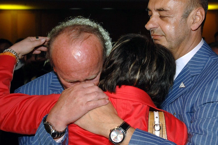 Elisabeth und Hans Grogl gingen gemeinsam durch dick und dünn, dieses Bild ist wohl noch vielen in Erinnerung: Als Schladming 2006 in Vilamoura (Portugal) die Zusage für die WM 2013 erhielt, lagen sich Elisabeth, Hans und der damalige Sportlandesrat Manfred Wegscheider in den Armen
