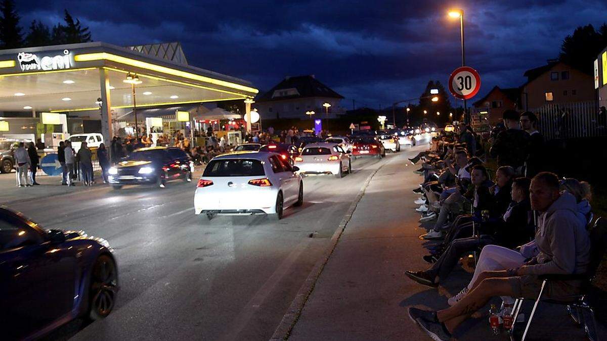 Golfparade in Selpritsch: Hier versammeln sich beim GTI-Treffen fast jede Nacht hunderte Autofans. Beim Lokalaugenschein ging es ruhig zu 