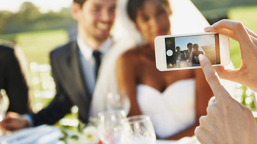Bitte recht freundlich! Das Smartphone dokumentiert Hochzeiten bis auf das letzte Detail