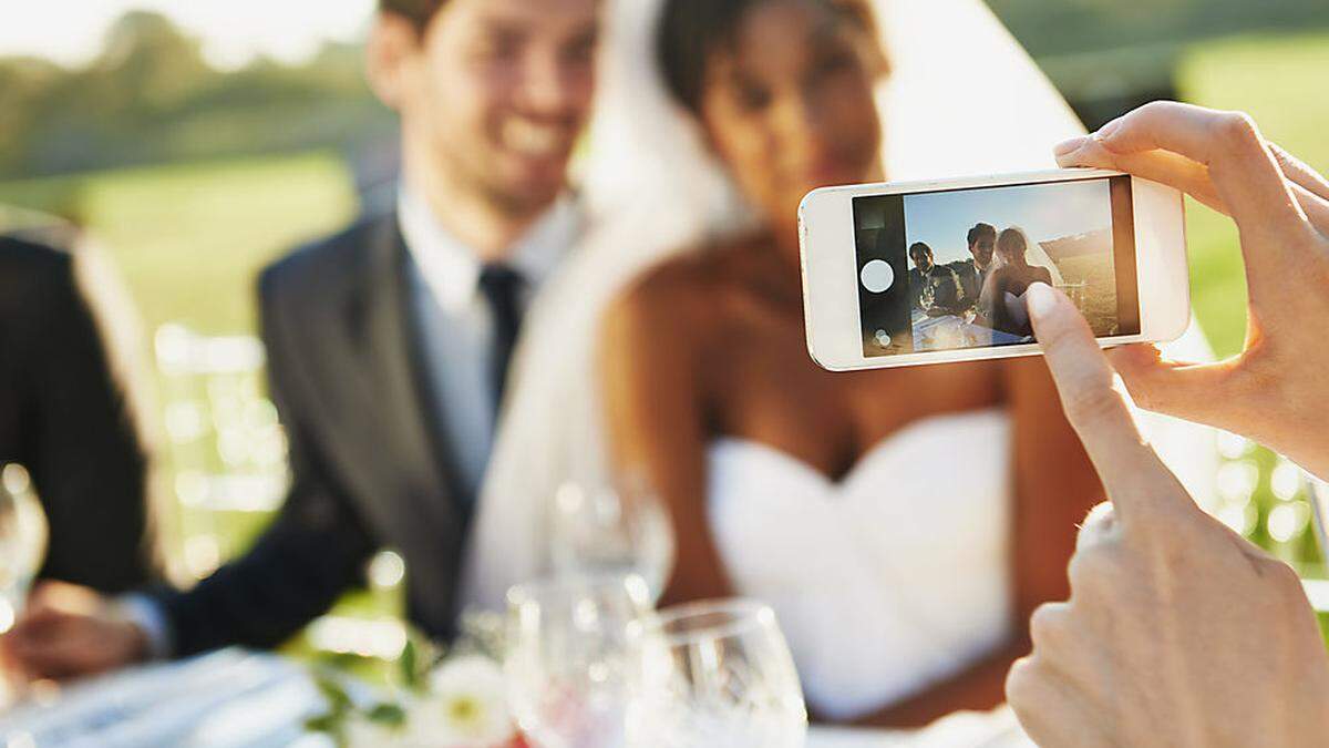 Bitte recht freundlich! Das Smartphone dokumentiert Hochzeiten bis auf das letzte Detail