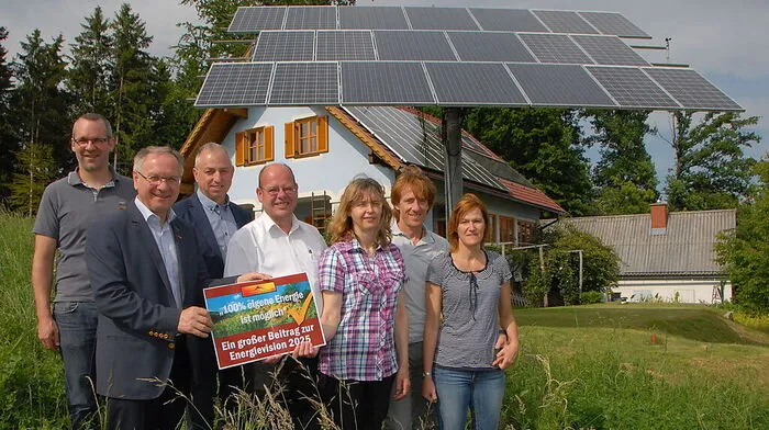Elisabeth und Johann Schadler (3.u.4.v.r.) mit den Hauers, Vulkanland-Obmann Josef Ober, Leader-Manager Michael Fend und Ortsteilbgm. Manfred Promitzer