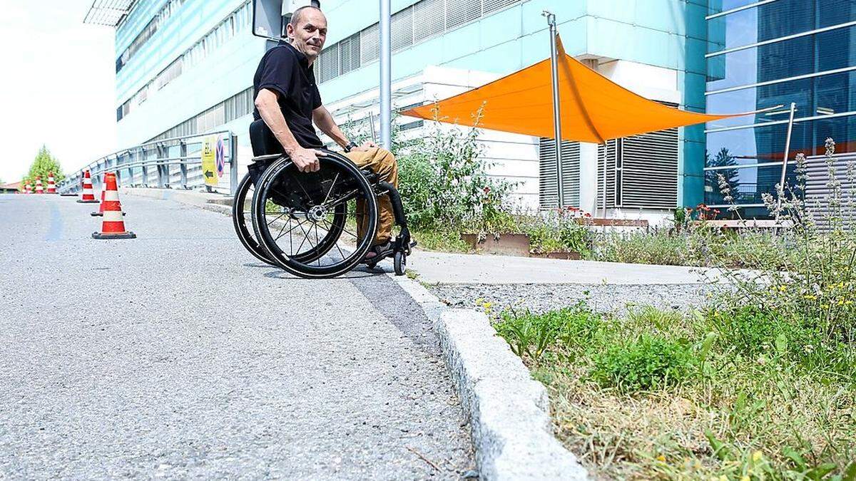 Heinz Sailer vom Verein &quot;Selbstbestimmt Leben&quot; testet barrierefreie Mobilität am LKH-Uniklinikum Graz