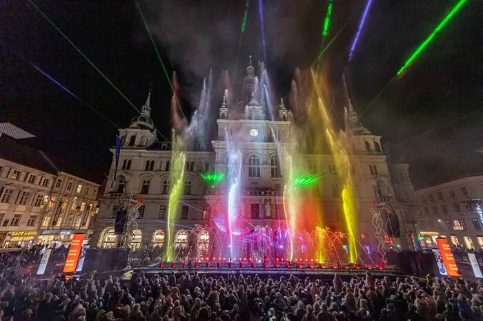 Fotograf Jürgen Fuchs war auch in der Silvesternacht im Einsatz und hat die schönsten Eindrücke vom "Silvesterspektakel" mit seiner Kamera eingefangen.